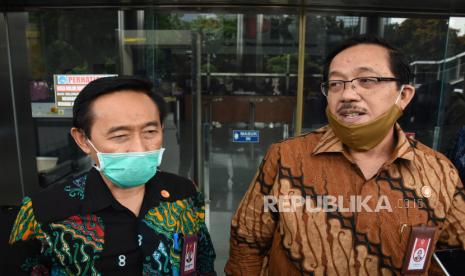 Ketua Komisi Aparatur Sipil Negara (KASN) Agus Pramusinto (kiri)