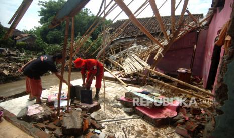 Ilustrasi rumah rusak akibat angin kencang di Jember.