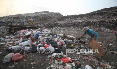 Pekerja beraktivitas di Tempat Pembuangan Akhir (TPA) Benowo, Jawa Timur, beberapa waktu lalu.