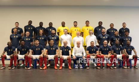 Pemain tim sepak bola Prancis berpose untuk grup foto tim sebelum Piala Dunia mendatang di Qatar, di pusat pelatihan Clairefontaine, selatan Paris, Selasa, 15 November 2022. Juara bertahan Prancis membuka pertandingan melawan Australia pada 22 November, dan skuad akan terbang ke Qatar pada hari Rabu.