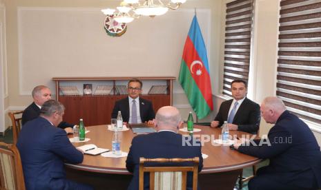 Perwakilan komunitas Armenia di Nagorno-Karabakh, pemerintah Azerbaijan dan perwakilan kontingen penjaga perdamaian Rusia menghadiri pembicaraan di kota Yevlakh, Azerbaijan, Kamis, 21 September 2023.