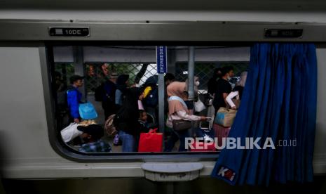 Pemudik dari arah Semarang tiba di Stasiun Pasar Senen, Jakarta, Senin (24/4/2023). 