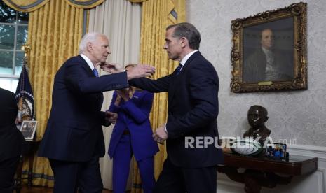 Presiden Joe Biden memeluk putranya Hunter Biden usai berpidato di Ruang Oval Gedung Putih, Washington, AS Rabu (24/7/2024).