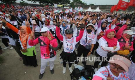 Ribuan massa hadir saat kampanye Akbar Partai Solidaritas Indonmesia (PSI), di Kiara Arta Park, Kota Bandung, Jumat (26/1/2024). Dalam acara tersebut hadir Ketua Umum DPP Partai Solidaritas Indonesia (PSI) Kaesang Pangarep menyapa ribuan massa PSI yang juga simpatisan pasangan capres dan cawapres Prabowo Subianto dan Gibran Rakabuming Raka.