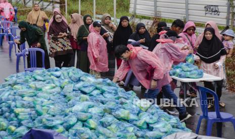 Petugas melayani warga membeli paket sembako murah di Batam, Kepulaun Riau, Senin (8/7/2024). Pemkot Batam menyediakan 56 ribu paket sembako bersubsidi senilai Rp104 ribu yang dijual Rp50 ribu per paket, guna menekan inflasi dan mengendalikan harga bahan pokok. 