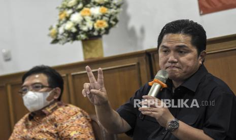 Menteri BUMN Erick Thohir (kanan).