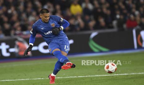  Penjaga gawang West Ham Alphonse Areola.