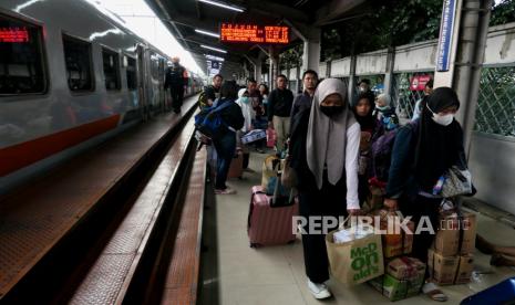 Pemudik dari arah Semarang tiba di Stasiun Pasar Senen, Jakarta, Senin (24/4/2023). Arus balik mudik lebaran 1444 Hijriah mulai berlangsung di Stasiun Pasar Senen, sejumlah pemudik mulai berdatangan kembali ke Jakarta . Sementara menurut data  PT Kereta Api Indonesia (Persero) mencatat sebanyak 40.000 pemudik mulai tiba di area Daop 1 Jakarta yakni di Stasiun Pasar Senen dan Stasiun Gambir. Jumlah tersebut mengalami peningkatan hingga 2 kali lipat dibanding hari biasanya.