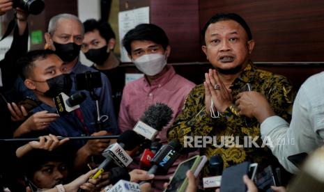 Komisioner Komnas HAM Choirul Anam memberikan keterangan pers di kantor Komnas HAM, Jakarta, Kamis (11/8/2022). Irjen Ferdy Sambo batal memenuhi panggilan Komnas HAM hari ini, sebab masih dalam proses pemeriksaan yang dilakukan Timsus bentukan Kapolri di Mako Brimob Kelapa Dua terkait tersangka kasus pembunuhan berencana terhadap Brigadir J atau Brigadir Yosua Hutabarat. Republika/Thoudy Badai