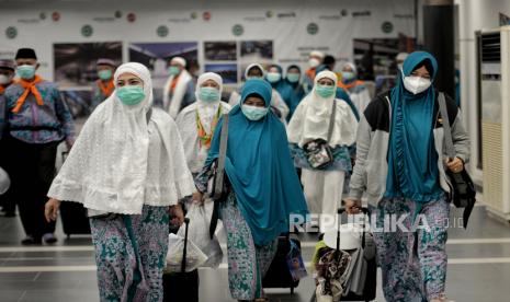 Jamaah haji kloter pertama tiba di Terminal 2F Bandara Soekarno Hatta, Tangerang, Banten, Sabtu (16/7/2022) dini hari. Sebanyak 389 jamaah haji embarkasi Jakarta-Pondok Gede (JKG-1) tiba di Bandara Soekarno Hatta sekitar pukul 01.21 WIB dan langsung menuju Asrama Haji Pondok Gede untuk dilakukan pemeriksaan koper dan pemberian air zam-zam sebelum di jemput oleh keluarga jamaah. Republika/Thoudy Badai