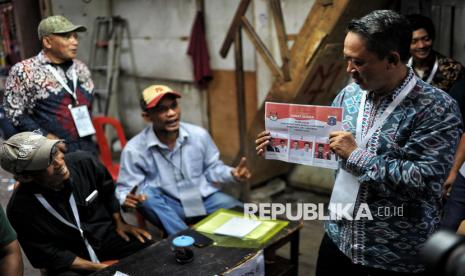 Saksi dari ketiga pasangan calon gubernur dan wakil gubernur Jakarta memantau penghitungan surat suara pada Pilkada serentak 2024 di TPS 032, Kebon Melati, Jakarta Timur, Rabu (27/11/2024).