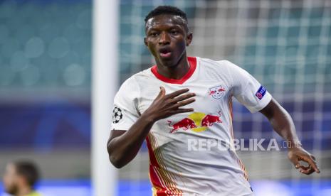  Pemain Muslim milik RB Leipzig, Amadou Haidara. Haidara dilaporkan menjadi incaran Manchester United (MU) pada Januari 2022 mendatang.