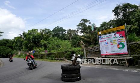 Baliho Anggaran Pendapatan dan Belanja (APB) Kalurahan terpasang di papan informasi desa di Wukirsari, Sleman, Yogyakarta, Ahad (17/1). Pemasangan APB Kalurahan/ Desa ini sebagai salah satu bentuk transparansi penggunaan anggaran. Sehingga masyarakat bisa ikut mencermati penggunaan alokasi dana desa.