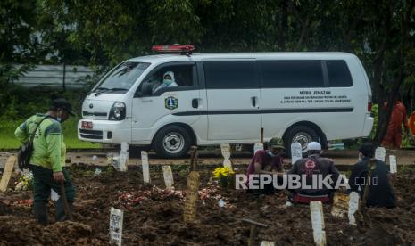 Mobil ambulans membawa jenazah pasien Covid-19. (ilustrasi)