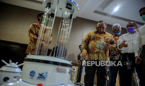 Menteri Riset dan Teknologi Bambang Brodjonegoro (ketiga kanan) memperhatikan robot otonom hasil produksi dari peneliti Lembaga Ilmu Pengetahuan Indonesia (LIPI) saat melakukan kunjungan kerja di Laboratorium LIPI Bandung, Jawa Barat, Rabu (29/7/2020). Dalam kunjungan kerjanya di Bandung, Menristek berkesempatan untuk memantau produk dari peneliti LIPI Bandung serta memantau perkembangan vaksin COVID-19 di PT Bio Farma Bandung. 