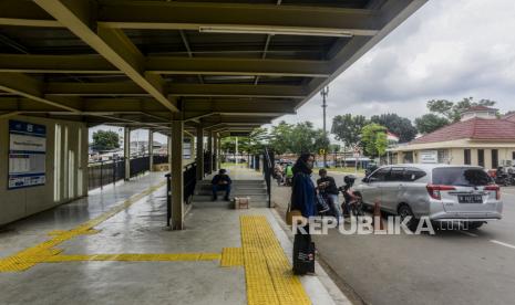 Seorang warga menunggu bus di kawasan integrasi terpadu di Stasiun Manggarai, Jakarta, Senin (10/1). Penataan yang mencakupi revitalisasi halte Transjakarta, pembuatan taman dan peletakan papan penunjuk informasi itu untuk mewujudkan Stasiun Manggarai sebagai stasiun sentral yang nantinya diintegrasikan sebagai kawasan Transit Oriented Development (TOD) agar pergerakan masyarakat lebih efektif dan efisien. 