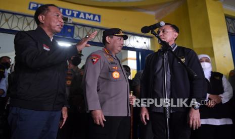 Menpora Zainudin Amali (kiri) bersama Kapolri Jenderal Listyo Sigit Prabowo (kedua kiri) dan Ketua PSSI Mochamad Iriawan (kedua kanan) serta Gubernur Jawa Timur Khofifah Indar Parawansa (kanan) memberikan keterangan kepada wartawan usai meninjau Stadion Kanjuruhan, Malang, jawa Timur, Ahad (2/10/2022). Berdasarkan identifikasi dari tim Disaster Victim Identification (DVI) dan Dinas Kesehatan Pemkab dan Kota Malang tercatat 125 korban meninggal dalam peristiwa itu. 