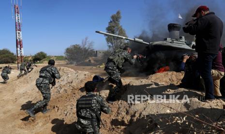 Israel Larang Muslim Palestina Rayakan Isra Miraj, Bentrok tak Terhindarkan. Foto:   Aktor Palestina berpakaian militan menyerang replika tank Israel sementara kru dari saluran satelit al-Aqsa yang dikelola Hamas merekam serial 30 episode, berjudul Fist of the Free,di Beit Lahiya, Jalur Gaza utara, Kamis, 3 Februari 2022.