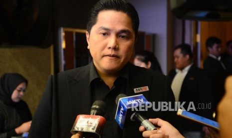 Komisaris Utama PT Mahaka Radio Integra Tbk, Erick Thohir memberikan keterangan kepada media usai melakukan rapat umum pemegang saham tahunan dan Luar Biasa di Jakarta, Kamis (28/6).