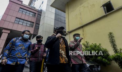 Mantan Penyidik KPK Novel Baswedan berjalan usai mengikuti uji kompetensi di Gedung Transnasional Crime Center (TNCC), Divisi Humas Polri, Jakarta, Selasa (7/12). Sebanyak 44 mantan pegawai KPK menjalani tes asesmen atau uji kompetensi dalam rangka perekrutan sebagai Aparatur Sipil Negara (ASN) Polri. Republika/Putra M. Akbar