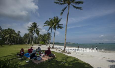 Wisatawan Lokal Padati Lagoi Jelang Ramadhan. Sejumlah wisatawan bercengkerama di Pantai Teluk Lagoi, Bintan, Kepulauan Riau, Ahad (1/11/2020). Pemerintah provinsi setempat menargetkan Pantai Teluk Lagoi dan sejumlah destinasi wisata lain di wilayahnya kembali bergeliat setelah dibukanya kembali jalur perbatasan Batam-Singapura.  