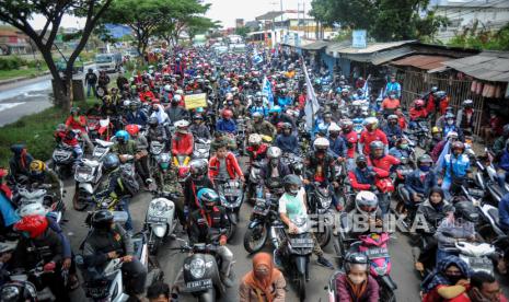 Massa dari berbagai organisasi buruh mengikuti aksi blokir Jalan Nasional dalam rangka menolak UU Cipta Kerja di Cileunyi, Kabupaten Bandung, Jawa Barat, Selasa (20/10/2020). Dalam aksinya, buruh menuntut agar Presiden Joko Widodo tidak menandatangani RUU Cipta Kerja serta mendesak Presiden untuk mengeluarkan PERPPU. 