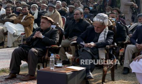 Presiden Afghanistan Ashraf Ghani (kanan), duduk bersama Wakil Presiden Amrullah Salih, selama kunjungannya di Jalalabad, Afghanistan, 07 Januari 2021. Saleh mengeklaim saat ini sebagai presiden sementara.