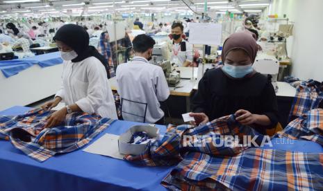 Aktivitas pegawai pabrik garmen di Kota Bandung, Jawa Barat, Selasa (25/1/2022). 