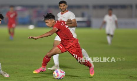 Pemain Timnas Indonesia U-20 M Riski Afrisal berusaha melewati pemain Timnas Yaman U-20 pada laga Grup F Kualifikasi Piala Asia U-20 2025 di Stadion Madya, Senayan, Jakarta , Ahad (29/9/2024). Pertandingan tersebut berakhir imbang 1-1.