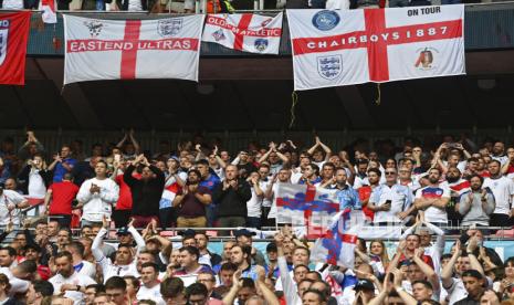 Sejumlah suporter saat menonton pertandingan babak 16 besar Piala Eropa 2020 antara Inggris dan Jerman di Stadion Wembley, Inggris, Selasa (29/6). Pertandingan babak 16 besar Piala Eropa 2020 dimeriahkan dengan aksi para suporter dengan menggunakan gaya dan atribut khusus untuk mendukung tim negaranya. (Justin Tallis, Pool Photo via AP)Putra M. Akbar