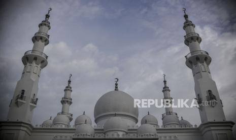 Bagian kubah dan menara Masjid At-Thohir di kawasan Cimanggis, Depok, Jawa Barat, Jumat (11/2/2022). Masjid At-Thohir yang diambil dari nama almarhum ayahanda Menteri BUMN Erick Thohir tersebut dibangun dengan desain menyerupai arsitektur Timur Tengah. Republika/Putra M. Akbar