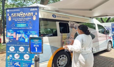 Bank Indonesia melayani penukaran uang pecahan kecil kepada masyarakat periode ramadhan dan idul fitri di Parkir Timur, GBK Senayan, Ahad (9/4/2023). 