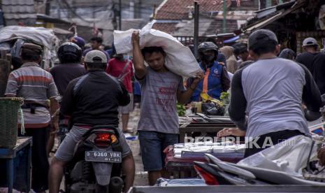 Warga tidak mengenakan masker saat beraktivitas di Pasar Ujung Berung, Kecamatan Ujung Berung, Kota Bandung, Kamis (18/2). Presiden Joko Widodo (Jokowi) meminta jajarannya bekerja keras mempercepat pemulihan ekonomi Indonesia yang terdampak pandemi Covid-19.