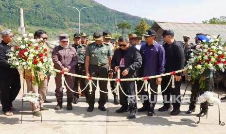 Bupati Garut meresmikan Jalan Letjen Ibrahim Adjie yang berada di wilayah Kecamatan Tarogong Kaler, Kabupaten Garut, Jawa Barat, Kamis (28/12/2023).  