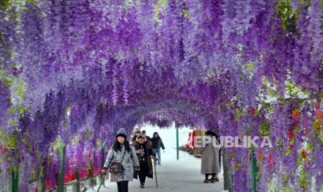 Sejumlah turis mengunjungi objek wisata Gunung Laojun di wilayah Luanchuan di Luoyang, Provinsi Henan, China tengah, pada 23 Februari 2023. Data resmi menunjukkan bahwa kota itu mencatat 10,31 juta kunjungan pada Januari 2023, meraup pendapatan sebesar 6,28 miliar yuan (1 yuan = Rp2.193) atau sekitar 902,44 juta dolar AS (1 dolar AS = Rp15.274), masing-masing naik 746,63 persen dan 690,06 persen secara tahunan (year on year). 