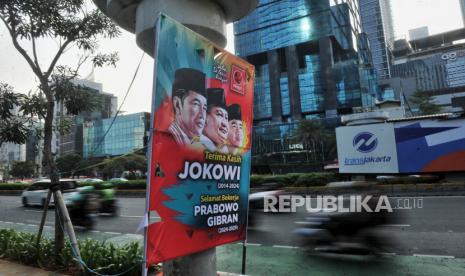 Spanduk terpasang di Jalan Sudirman, Jakarta, Jumat (18/10/2024). Menjelang pelantikan presiden dan wakil presiden terpilih Prabowo Subianto dan Gibran pada Ahad 20 Oktober mendatang