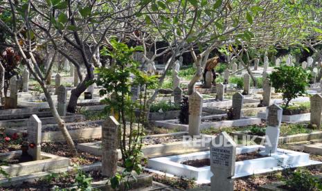 Warga membersihkan pusara saat ziarah kubur di Taman Makam Pahlawan (TMP), Dreded, Kota Bogor, Jawa Barat.