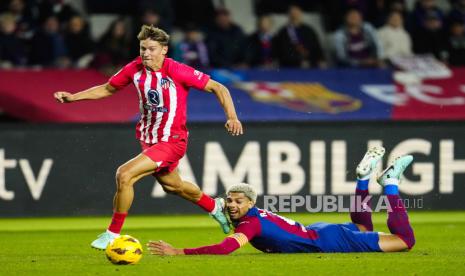 Bek Barcelona Ronald Araujo (kanan).