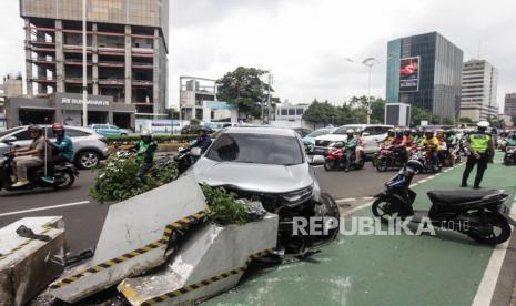 Kondisi mobil yang menabrak pembatas jalur sepeda (ilustrasi). Berikut tahapan melakukan klaim asuransi kendaraan.