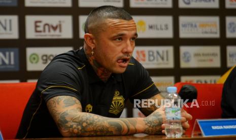 Pemain Bhayangkara Presisi Indonesia FC Radja Nainggolan saat konferensi pers di GBK, Jakarta, Senin (4/12/2023). Mantan Gelandang AS Roma dan Inter Milan itu dikontrak selama setengah musim untuk memperkuat Bhayangkara FC di BRI Liga 1 Indonesia dengan nilai kontrak sebesar Rp5,5 miliar.