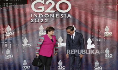 Presiden Indonesia Joko Widodo (kanan) menyapa Direktur Pelaksana Dana Moneter Internasional (IMF) Kristalina Georgieva. Kristalina Georgieva menilai kondisi ekonomi Indonesia cukup baik dan stabil di tengah situasi perekonomian dunia yang sedang dihadapkan dengan banyak ketidakpastian.