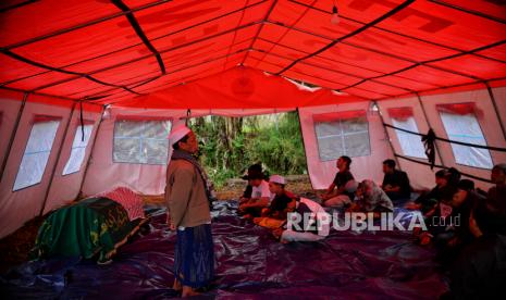 Warga melaksanakan shalat jenazah korban gempa Cianjur Siti Imat Rohimat (41) di posko pengungsian Kampung Kuta Wetan, Desa Mangunkerta, Kecamatan Cugenang, Kabupaten Cianjur, Jawa Barat, Kamis (24/11/2022). Almarhum Siti Imat Rohimat meninggal di lokasi posko pengungsian diduga akibat sakit saat terjadi gempa berkekuatan magnitudo 5,6 pada Senin 21 Novembee lalu. Sementara berdasarkan data Badan Nasional Penanggulangan Bencana (BNPB) pada (23/11) kemarin, jumlah korban tewas dilaporkan bertambah menjadi 271 orang, 2.043 warga luka-luka, dan 40 lainnya masih hilang. Republika/Thoudy Badai