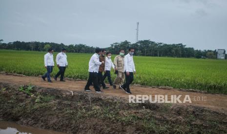 Presiden Joko Widodo (kanan) didampingi Menteri Pertahanan Prabowo Subianto (kedua kanan), Kepala Staf Kepresidenan Moeldoko (tengah,  Menteri Pertanian Syahrul Yasin Limpo (kiri) dan Gubernur Kalimantan Tengah Sugianto Sabran (ketiga kanan) meninjau kesiapan lahan pertanian yang akan dijadikan pengembangan 