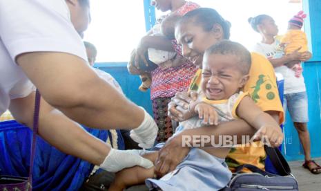 Petugas kesehatan menyuntikkan vaksin kepada bayi di Posyandu Nuri, Kampung Ifar Besar, Kabupaten Jayapura, Selasa (12/9/2023). Kegiatan tersebut dalam rangka pencegahan stunting dengan cara pemberian vitamin A dan imunisasi kepada anak serta demo masak kepada ibu-ibu guna nambah pemberian makanan pada anak. 