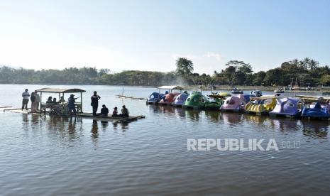 Aktivitas wisatawan di kawasan Situ Bagendit, Kecamatan Banyuresmi, Kabupaten Garut, Jawa Barat, Jumat (21/8/2020). 