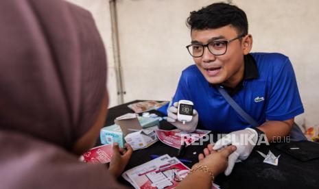 Petugas memperlihatkan hasil kadar glukosa atau gula darah warga saat Hari Bebas Kendaraan Bermotor di Jalan Jenderal Sudirman, Jakarta, Ahad (12/11/2023). Kegiatan pengecekan gula darah untuk warga secara gratis tersebut dalam rangka jelang peringatan Hari Diabetes Sedunia yang jatuh setiap 14 November.