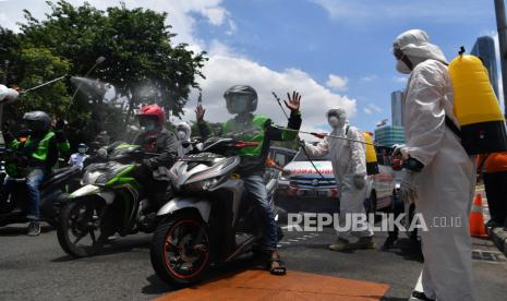 Pengendara ojek online di Surabaya, Jawa Timur disemprot disinfektan (ilustrasi). Dinas Perhubungan Kota Surabaya, Jawa Timur, mengklaim, setiap hari pihaknya melakukan patroli pengawasan penerapan protokol kesehatan pengemudi ojek online (Ojol). 