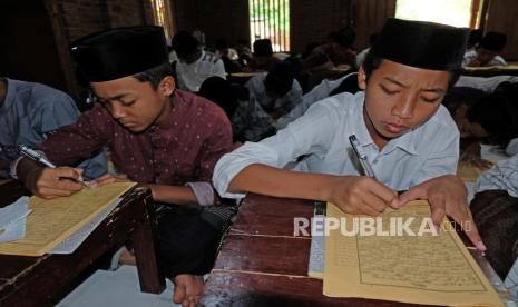 Sejumlah santri mengaji kitab kuning Nashoihul Ibad (Kumpulan Nasihat bagi Para Hamba) di Masjid Pondok Pesantren Al Musthofa Tebuireng 16 Wadas, Kandangan, Temanggung, Jawa Tengah, Selasa (19/3/2024). Selama bulan Ramadhan santri di ponpes tersebut mengaji tambahan kitab tasawuf Nashoihul Ibad karangan  Syekh Nawawi Al-Bantani seorang ulama besar asal Banten yang pernah menjadi imam besar Masjidil Haram, Makkah. 