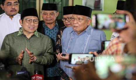 Ketua Umum PKB Muhaimin Iskandar (kiri) bersama pengasuh Ponpes Daarul Rahman KH Syukron Makmun (kanan) menjawab pertanyaan wartawan usai pertemuan di Ponpes Daarul Rahman, Jagakarsa, Jakarta, Kamis (15/8/2024). Pertemuan tersebut sebagai bentuk silaturahmi menjelang Muktamar PKB pada 24-25 Agustus 2024. 