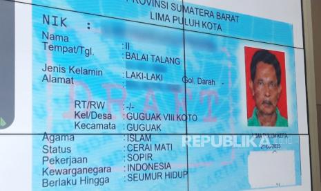 Komisioner KPU RI Betty Epsilon Idroos sedang menjelaskan proses pemutakhiran data Pemilihan Umum (Pemili) 2024 saat konferensi pers di Kantor KPU RI, Jakarta, Kamis (22/6/2023). Dalam kesempatan itu, Betty membantah tudingan data aneh dengan cara menampilkan salinan KTP-el milik pemilih dengan nama satu huruf saja.